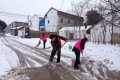 临泉县高塘镇贾王庄村组织青年志愿者和“村嫂”开展清雪保畅通行动