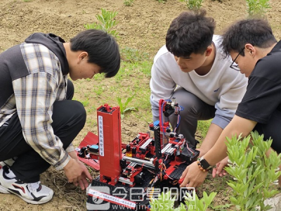 阜南县又一“科技助农”机器人 在郜台乡问世