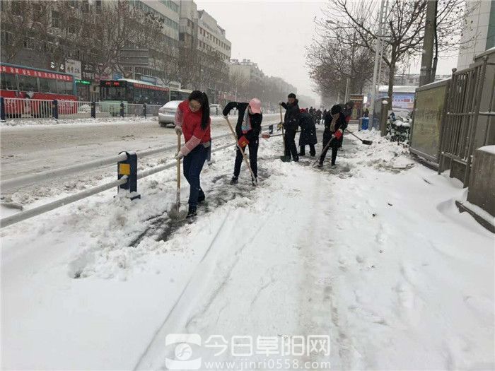 暴雪再袭阜阳 阜阳商厦组织人员清扫道路积雪