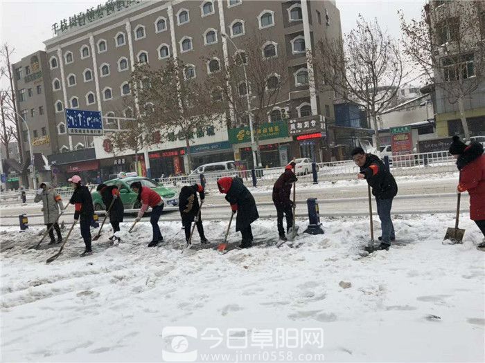 暴雪再袭阜阳 阜阳商厦组织人员清扫道路积雪