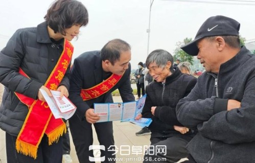 界首农商银行:警银联动进乡村 金融宣传伴村晚